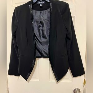 NW/OT Forever 21 Women’s Black Padded Shoulder Sequence Hem Blazer in a size L.